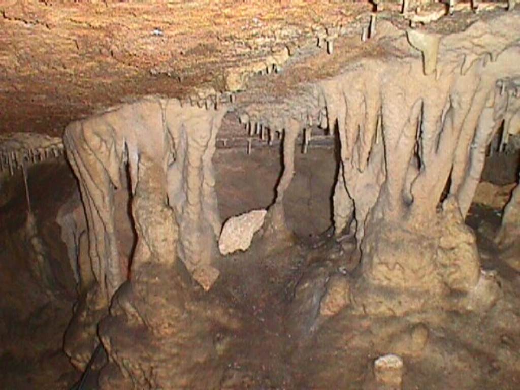 Cavernes et Grottes Grotte 01 (Jura - AIN)
