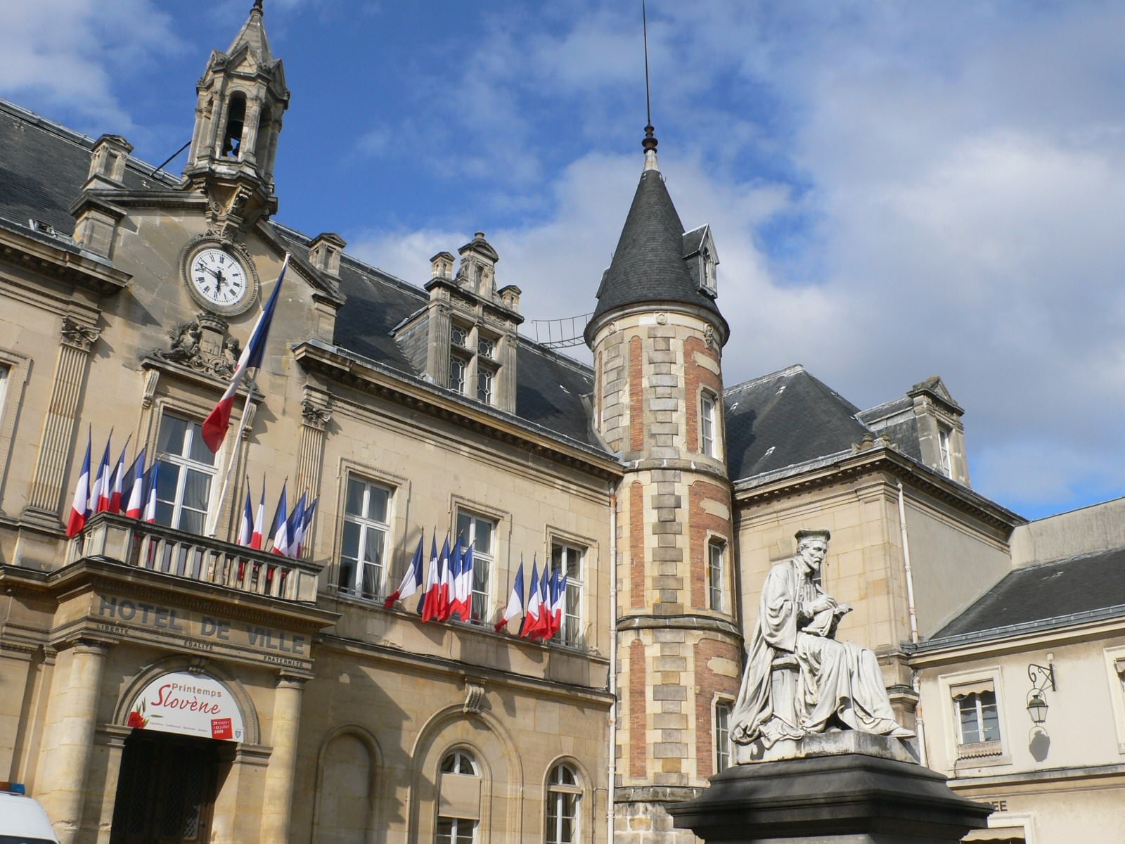 Batiments administratifs Mairie de Melun et la statue de Jacques Amyot