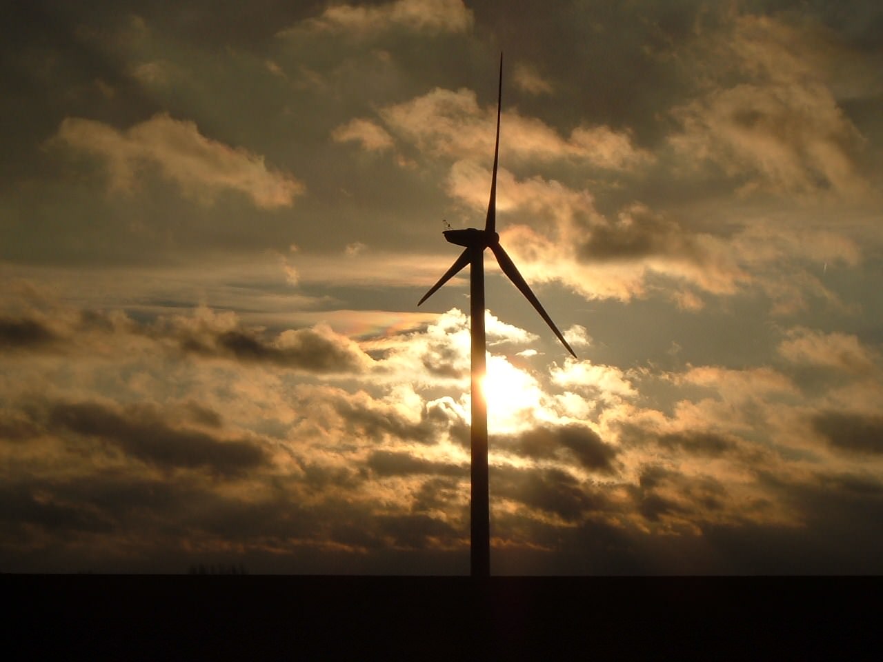 Moulins et Eoliennes éolienne en pénombre