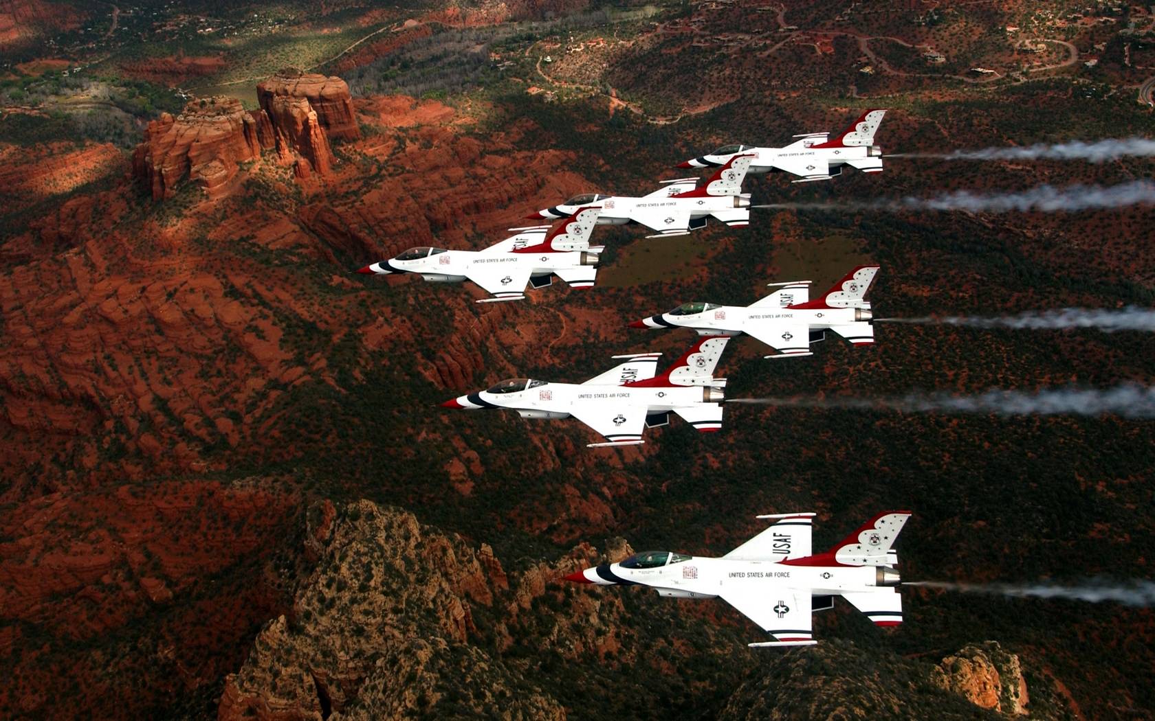 Avions militaires Thunderbirds over Sedona, California