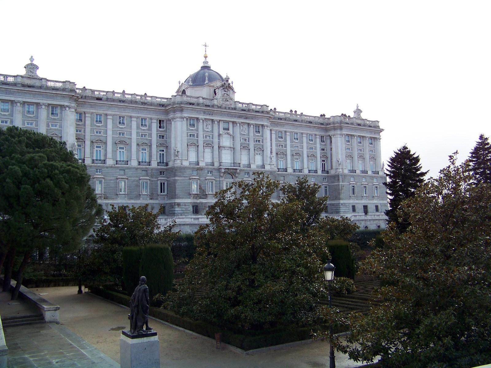 Chateaux et Palais  Palais Royal de Madrid dès les Jardins de Sabatin