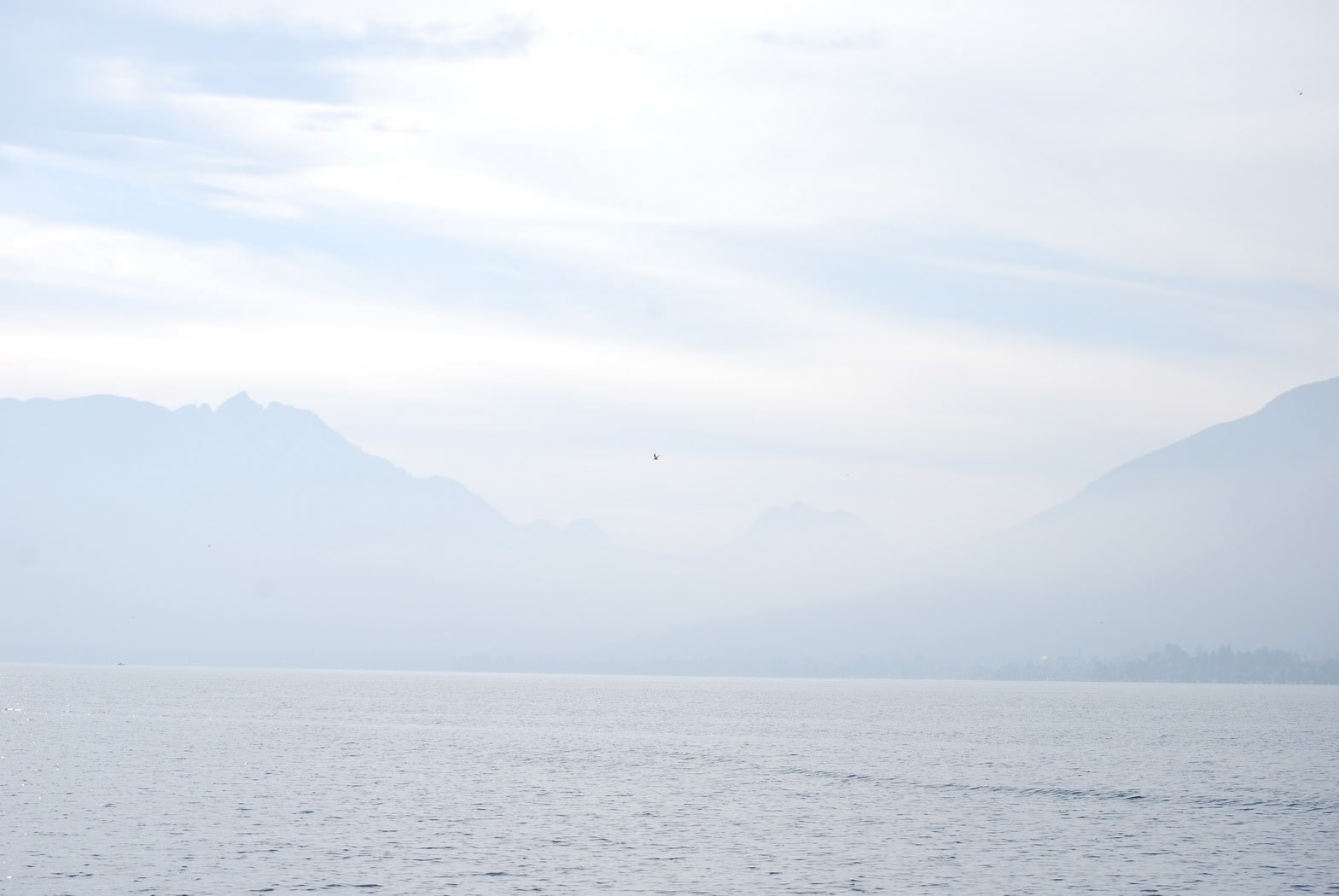 Lacs et Etangs Brume lointaine sur le lac d'Annecy