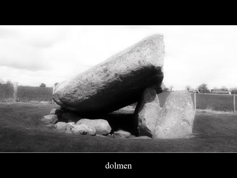 Noir et Blanc dolmen