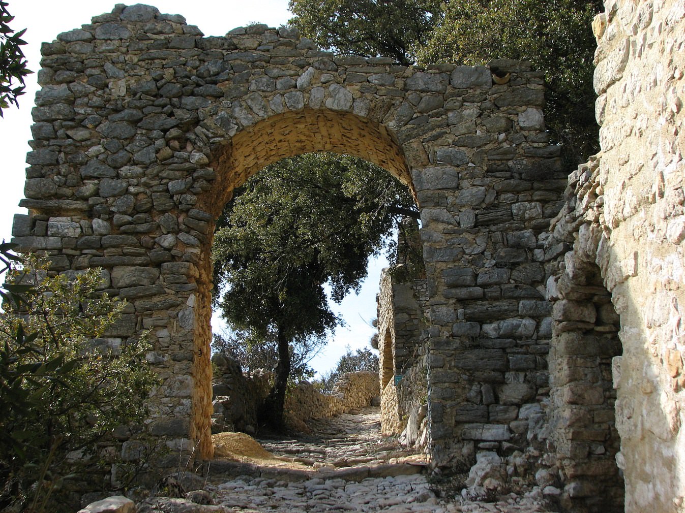 Ruines et Vestiges Village medieval de Merindol les oliviers