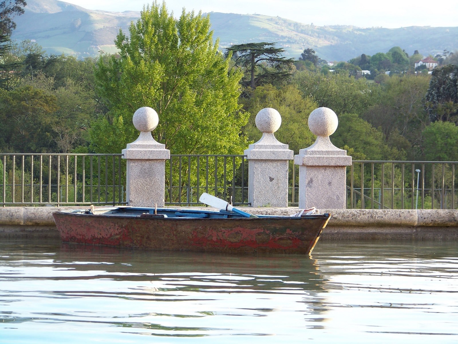 Barques et Pirogues Barque en attendant.