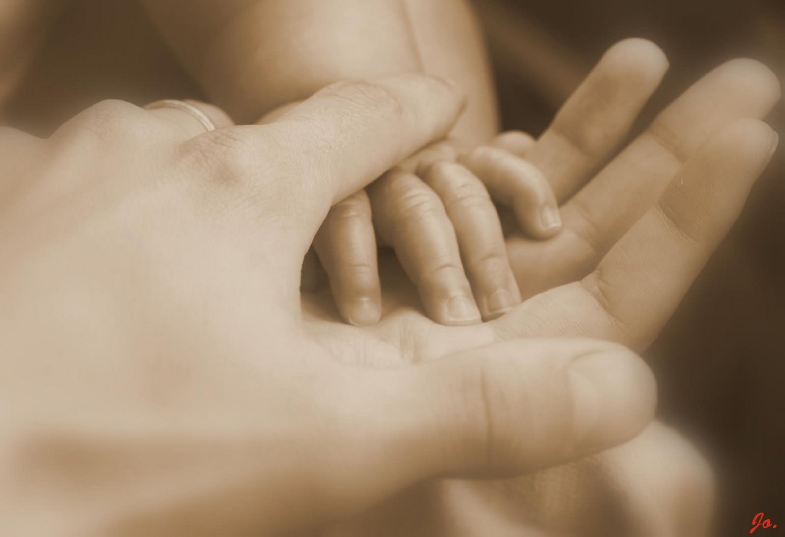 Bebes et Enfants main de bébé dans une main d'homme
