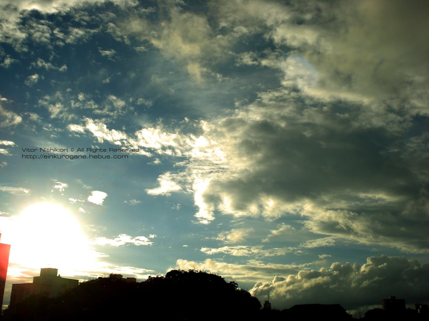Ciel et Nuages Clouds following the sunlight.