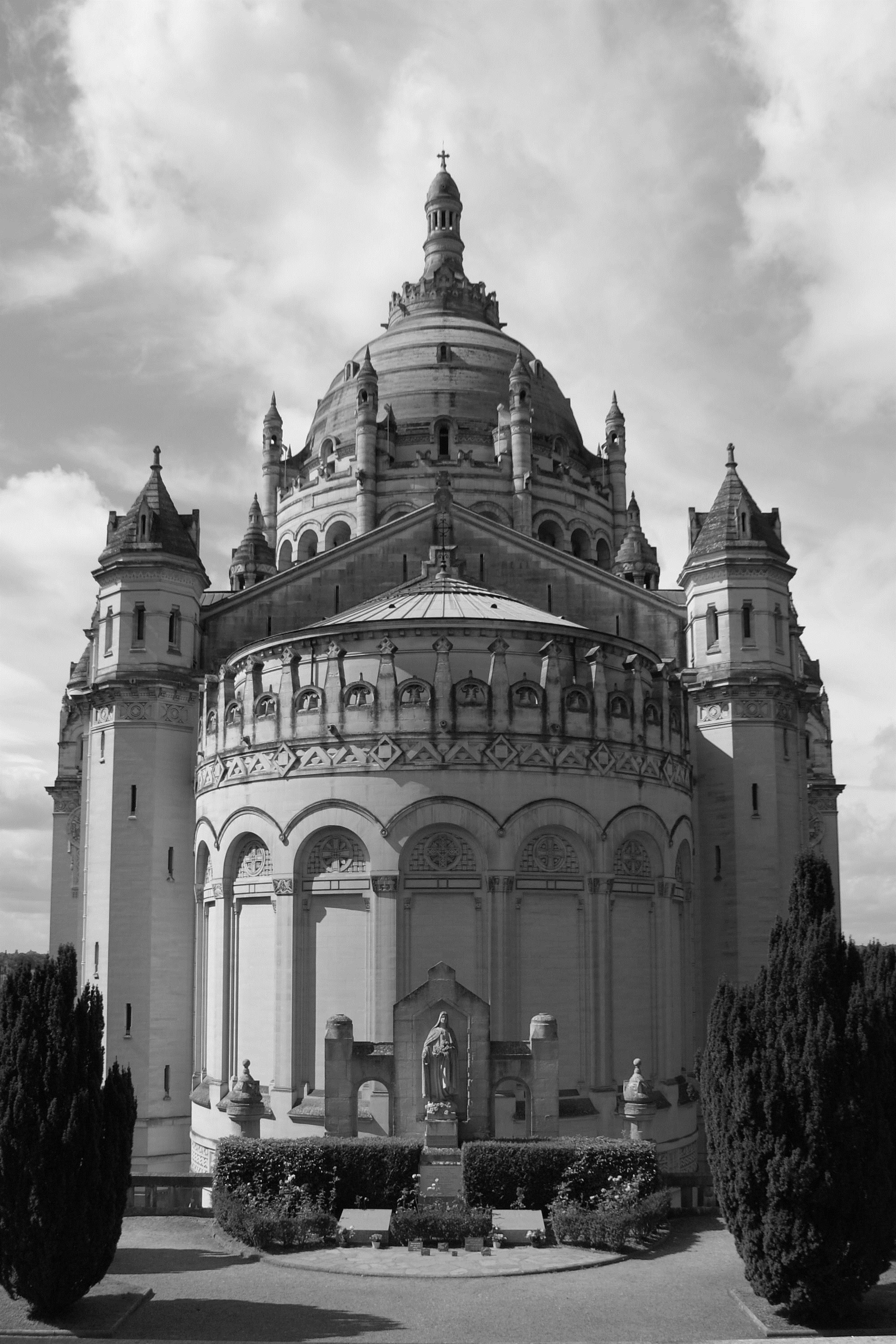 Edifices Religieux Arrière de la Basilique de Lisieux