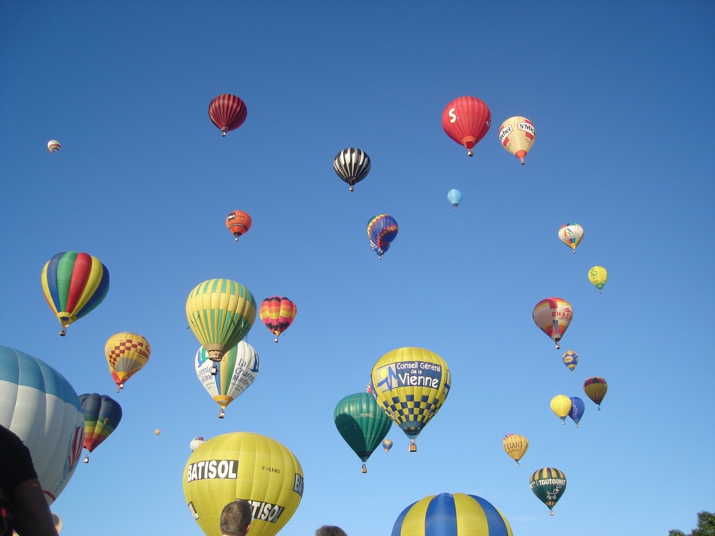 Montgolfieres et Dirigeables points dans le ciel