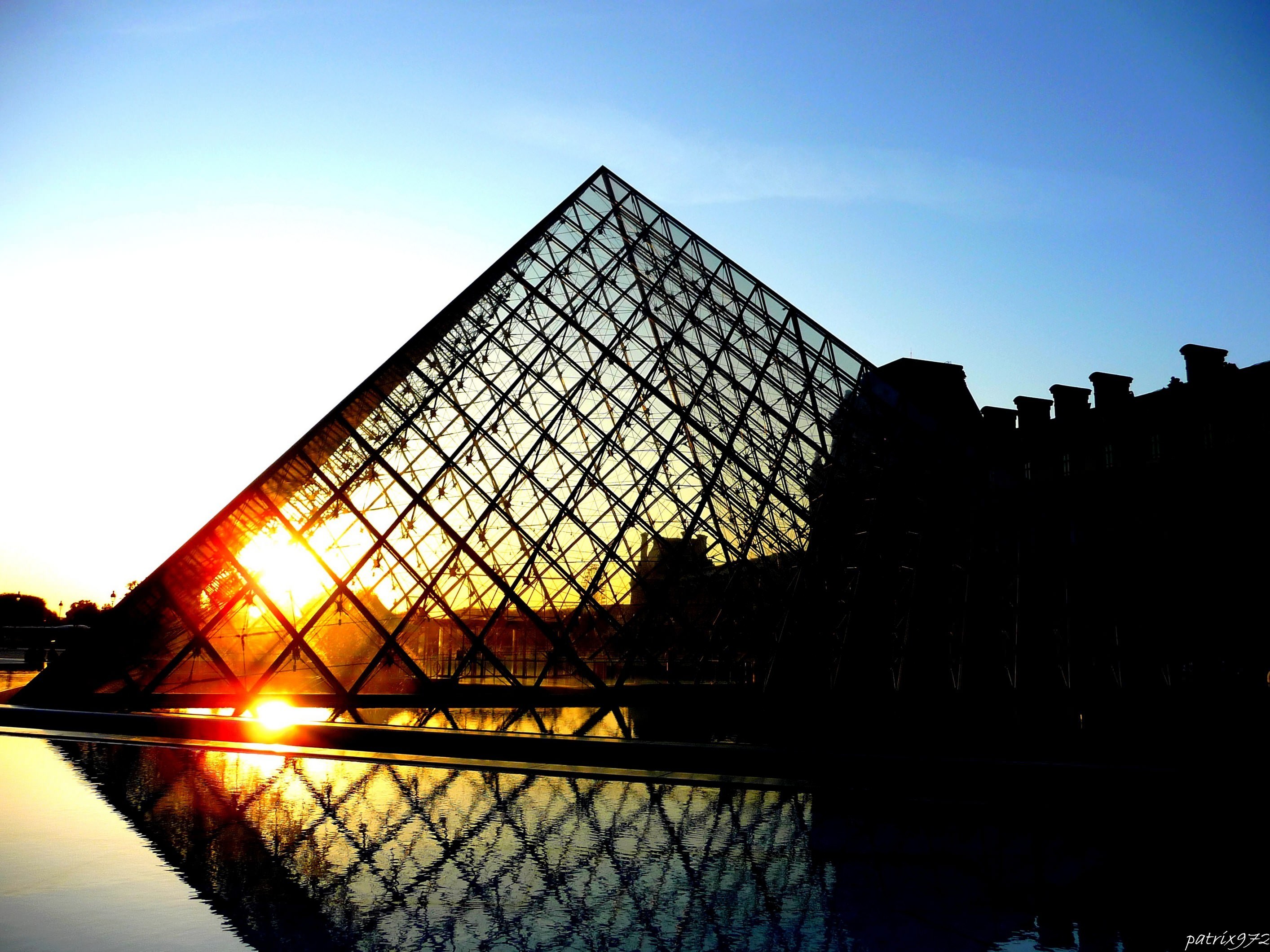 Musees et Expositions Coucher de soleil à la Pyramide du Louvre