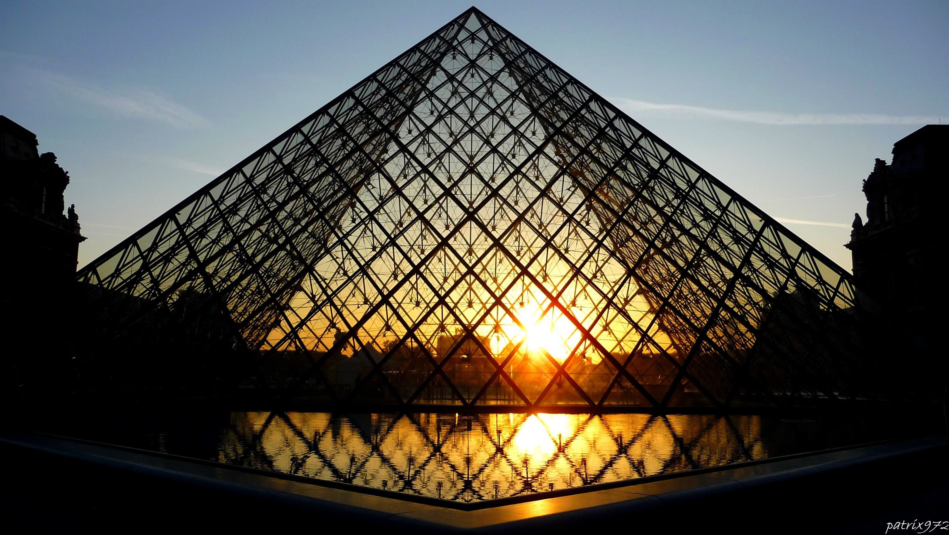 Musees et Expositions La Pyramide du Louvre au crépuscule.