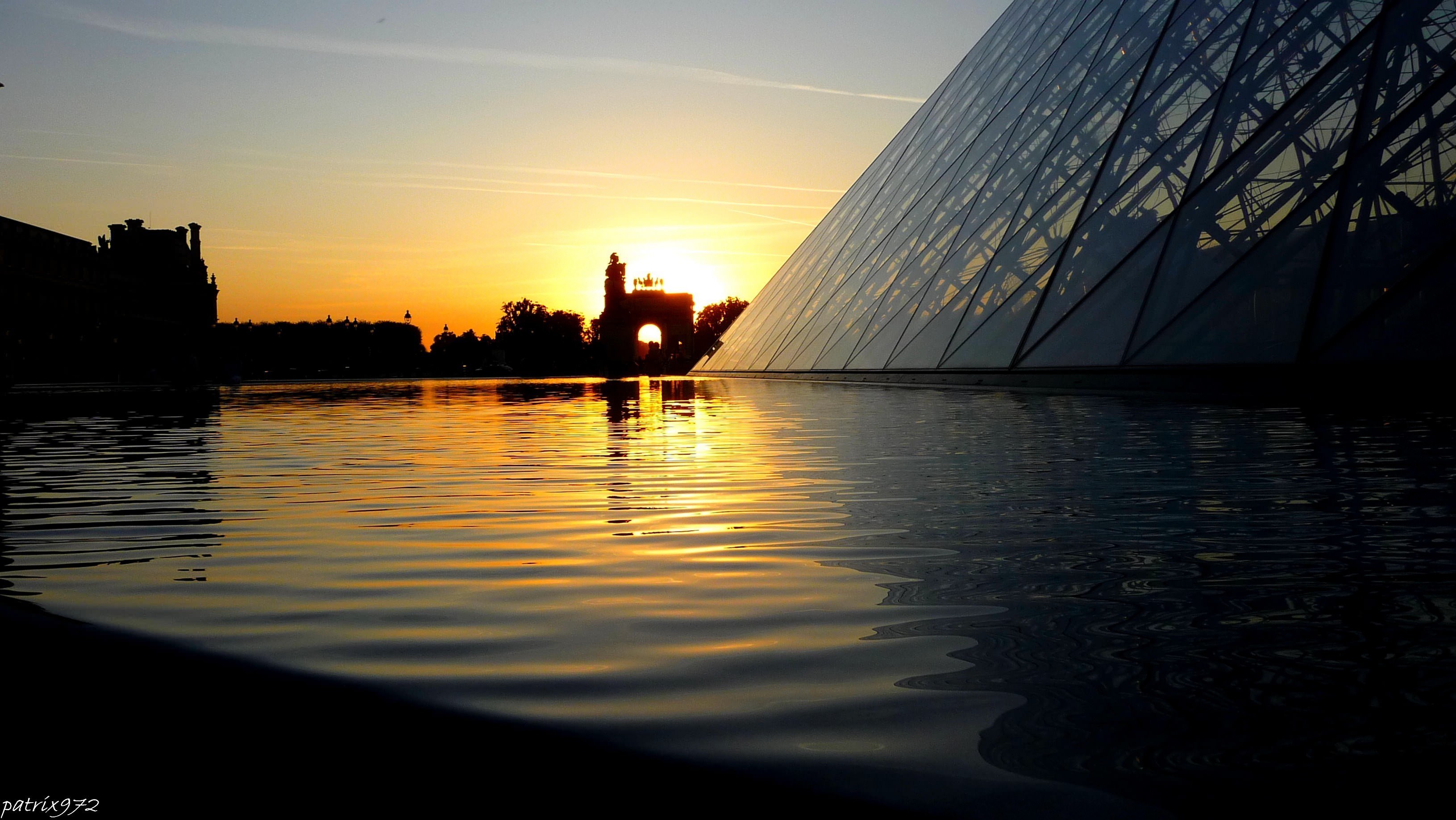 Musees et Expositions Le Louvre au coucher du soleil