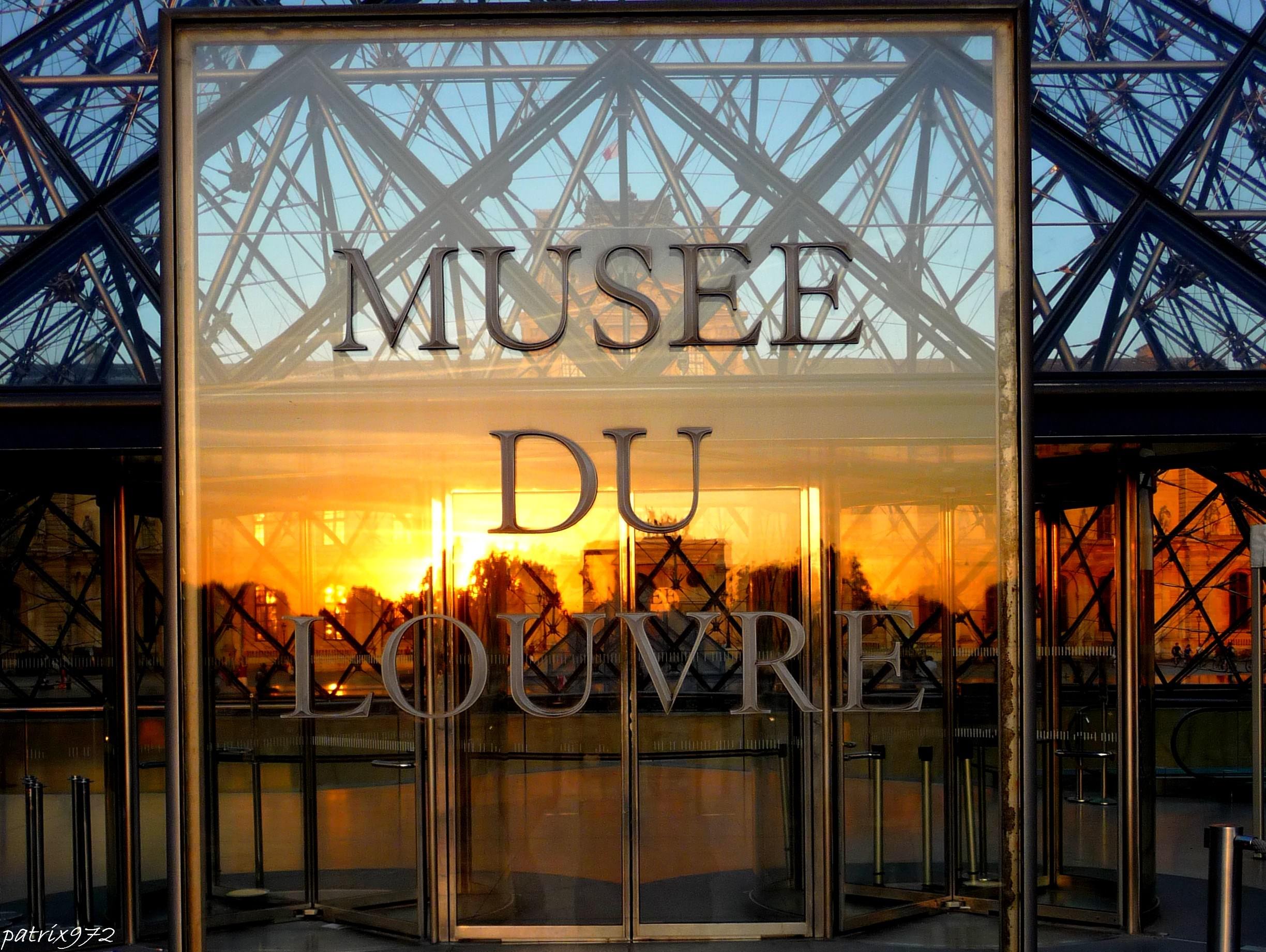 Musees et Expositions Le musée du Louvre au coucher du Soleil