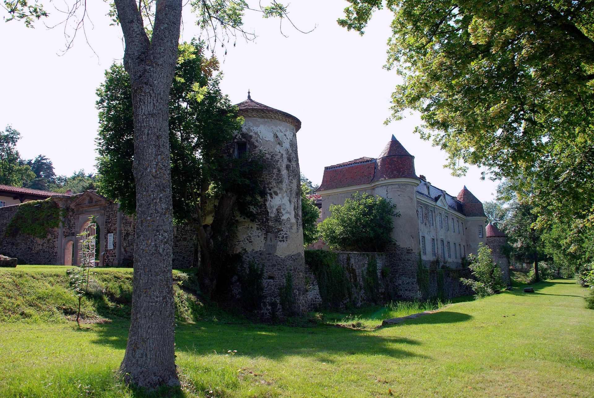 Chateaux et Palais chateau de Goutelas ;Loire 42