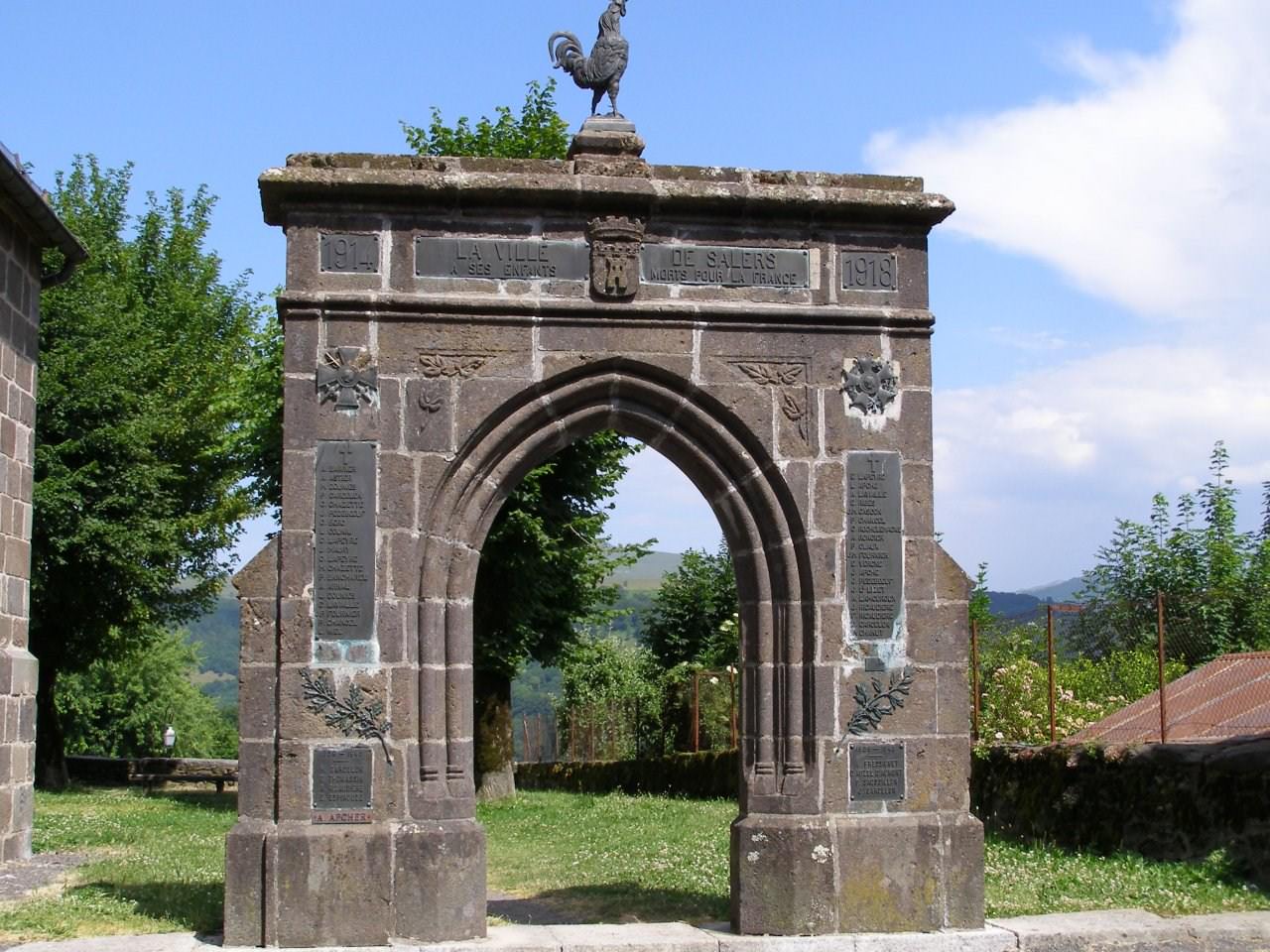 France Auvergne MONUMENT (salers 15 )