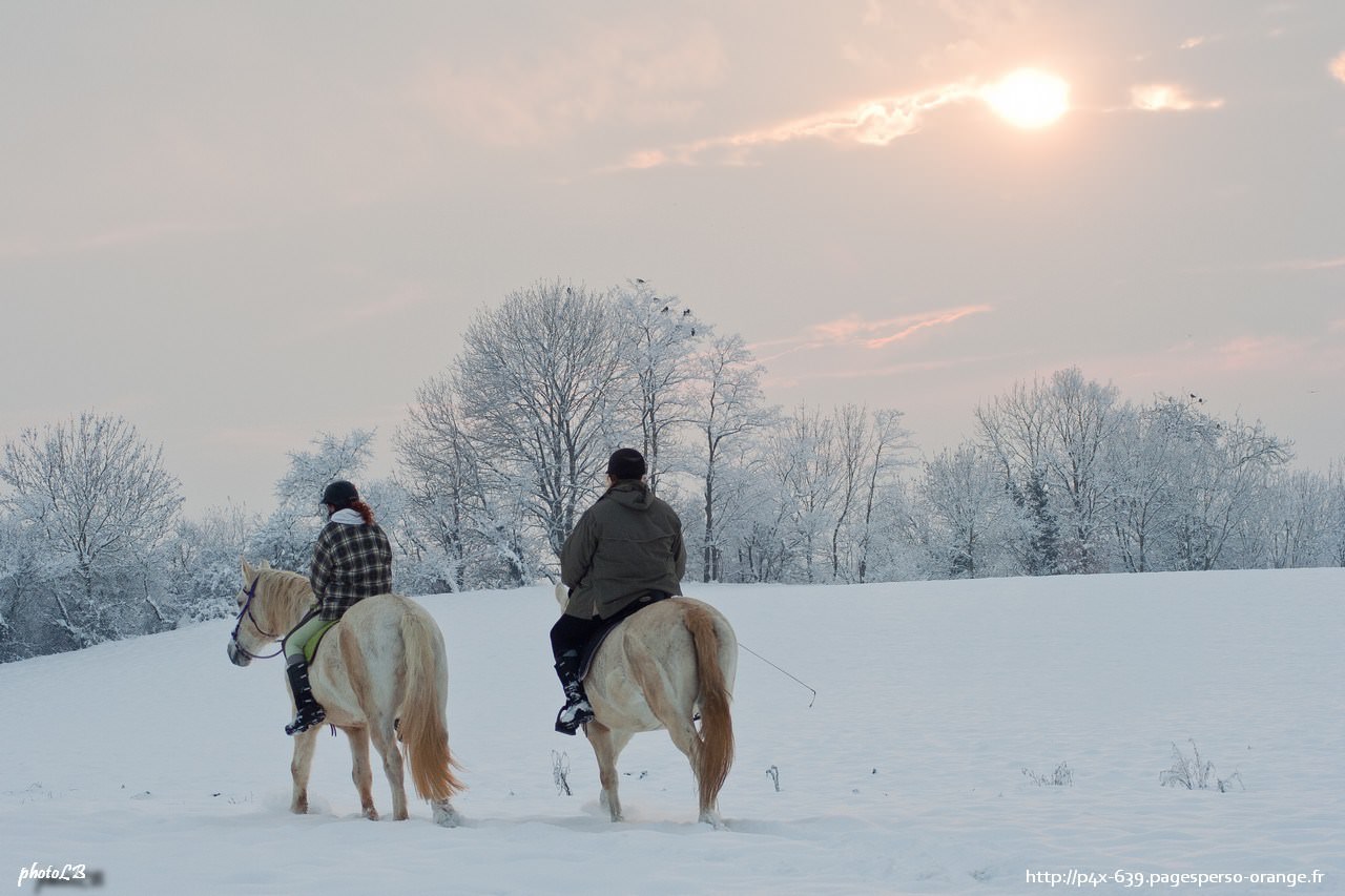 Saison hivernale balade à cheval dans la neige