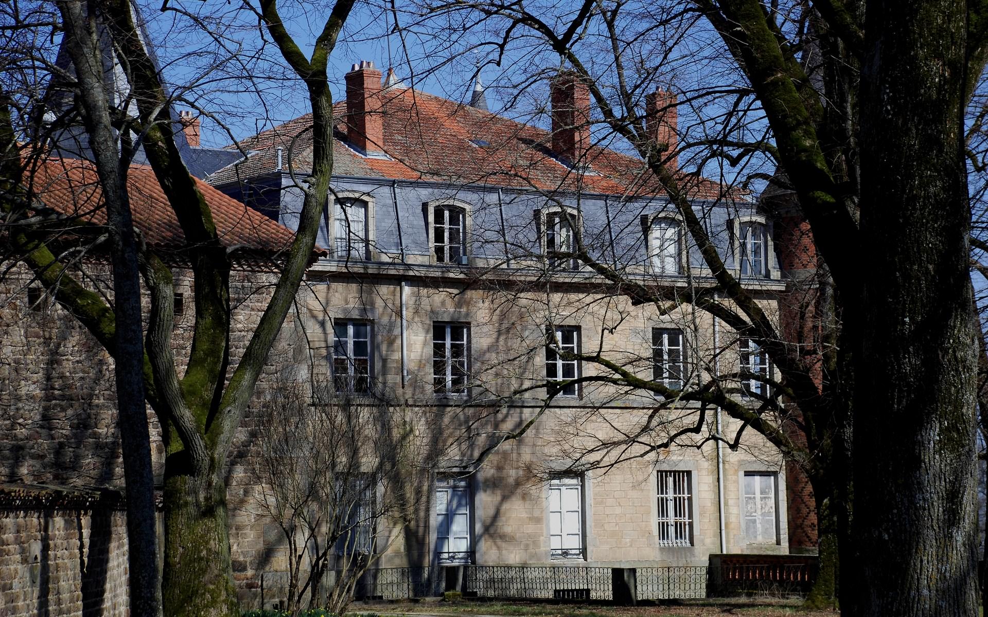 Chateaux et Palais chateau de Valinches ,Loire 42