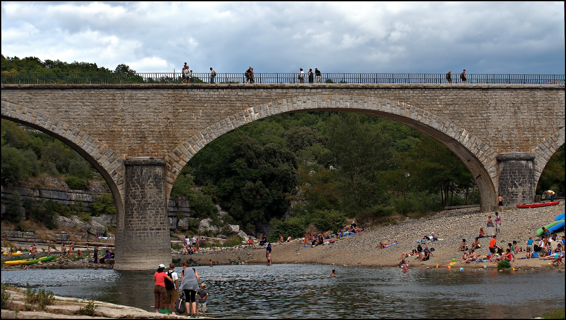 Ponts et Aqueducs Le pont et les touristes....