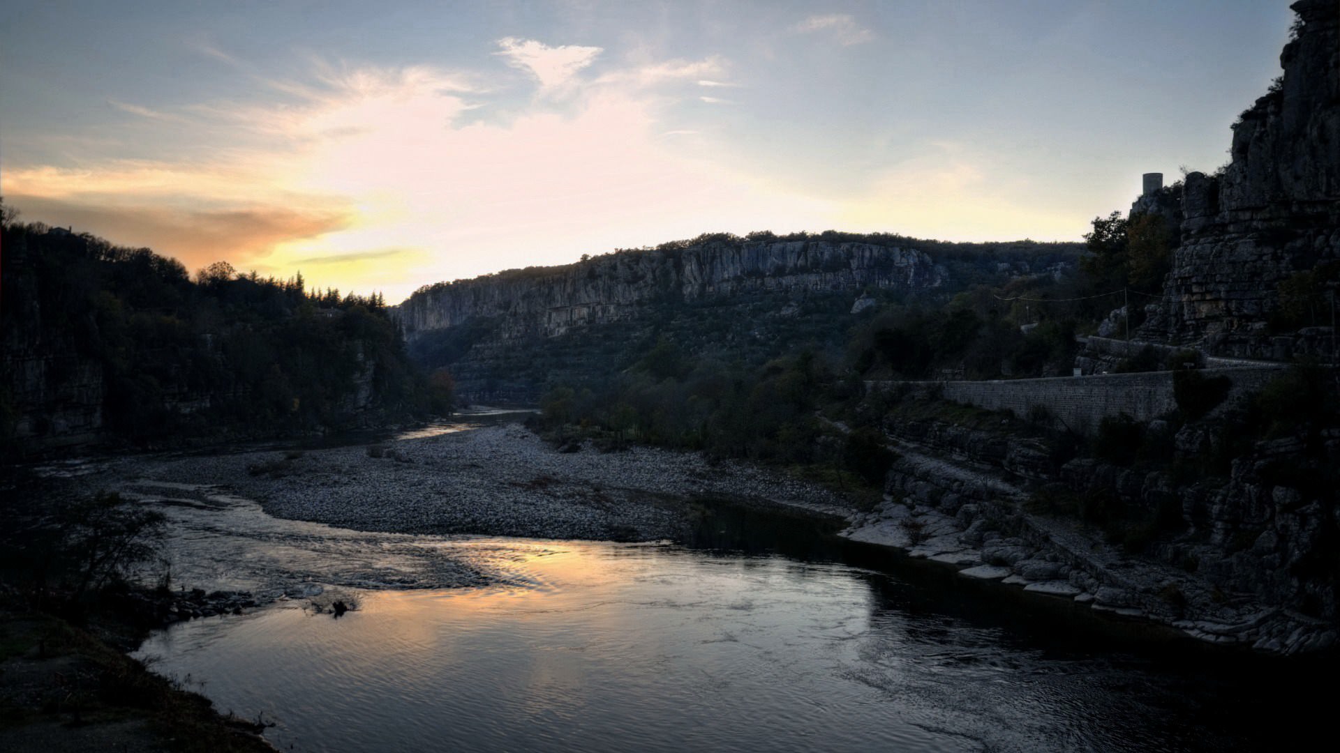 Couchers et levers de Soleil Coucher de soleil sur la rivière...( Ardèche)