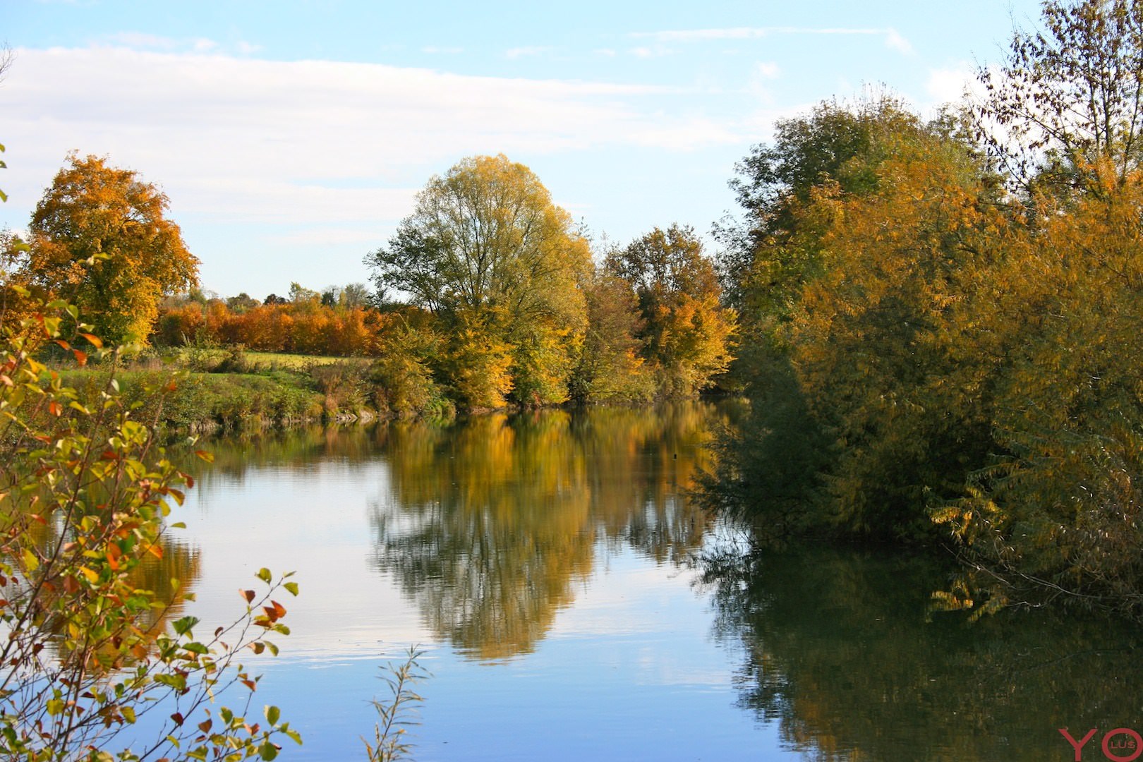 Fleuves et Rivieres Les reflets de l'automne sur la rivière