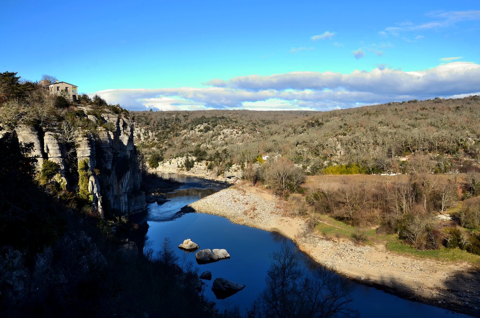 Fleuves et Rivieres Une vue sur l'Ardèche en hiver