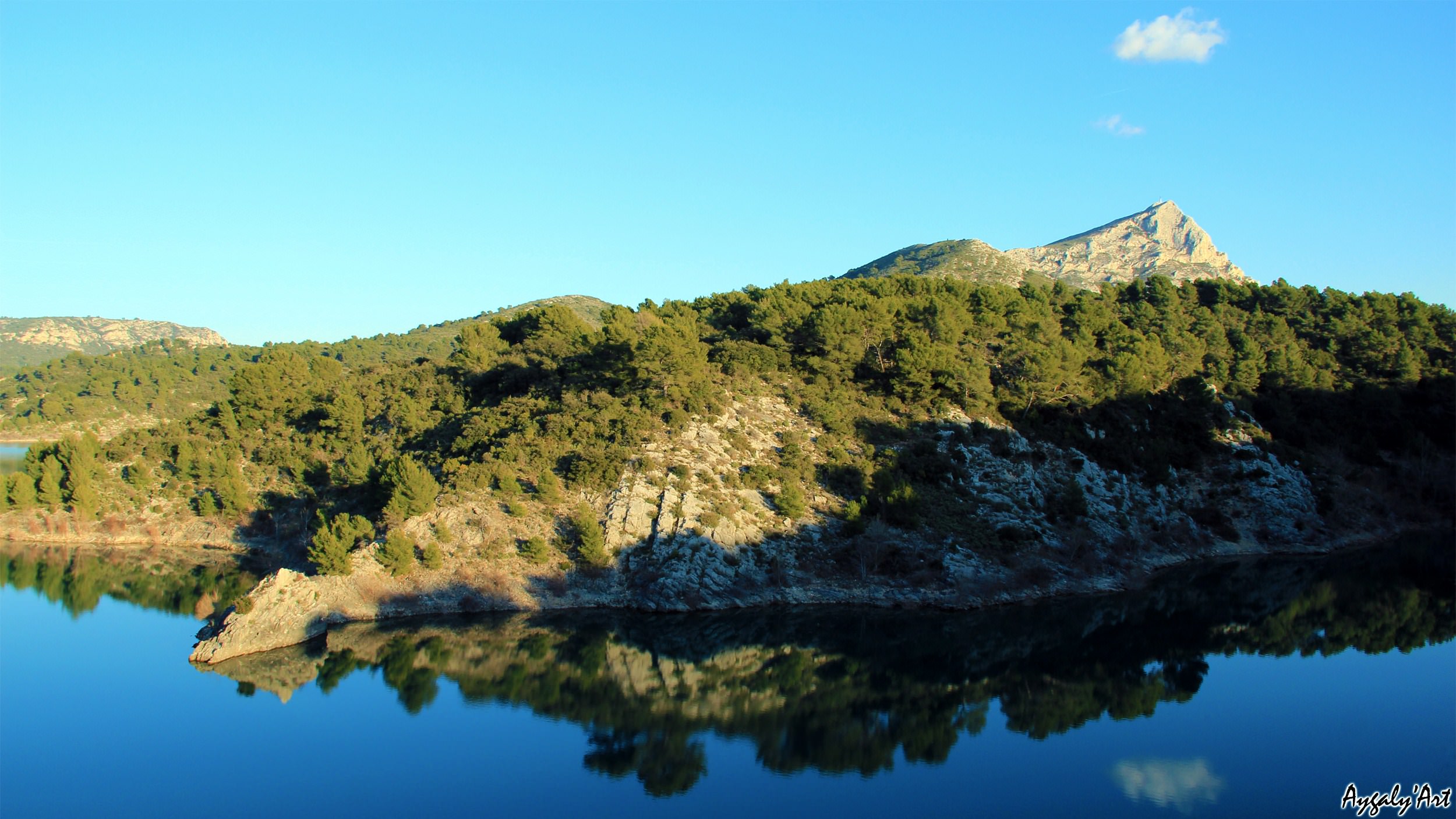 France Provence Alpes et Cote d Azur Lac de bimont et le Massif de la Sainte-Victoire