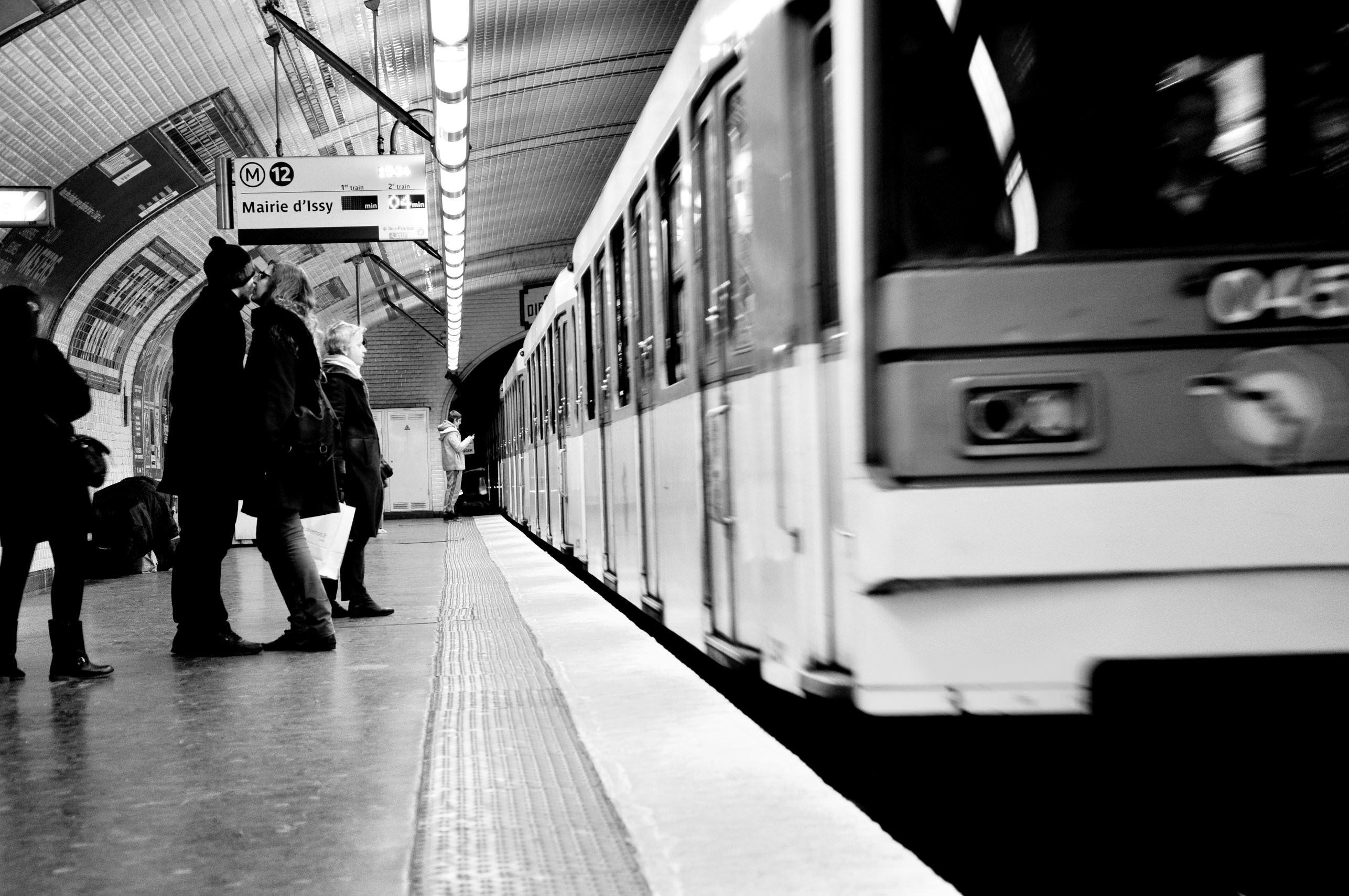 Metro Le baiser du métro parisien