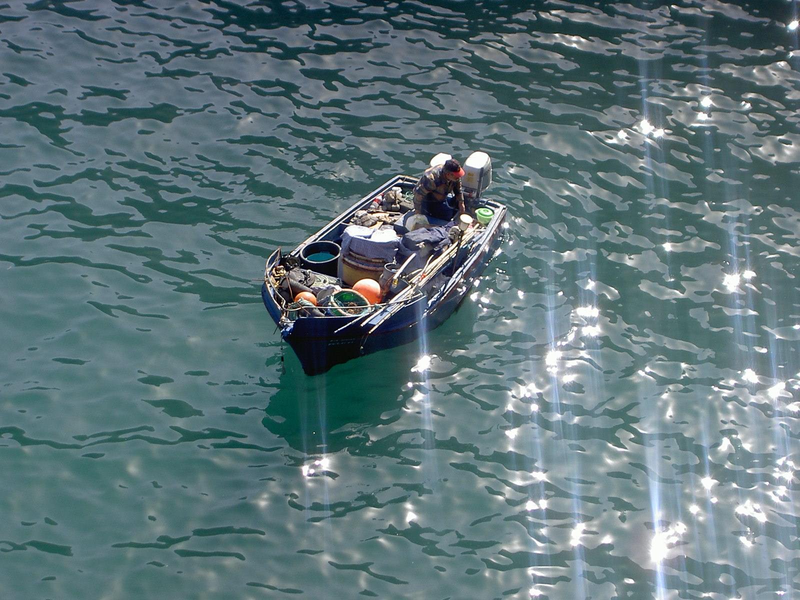 Bateaux a moteur barque de pêcheurs
