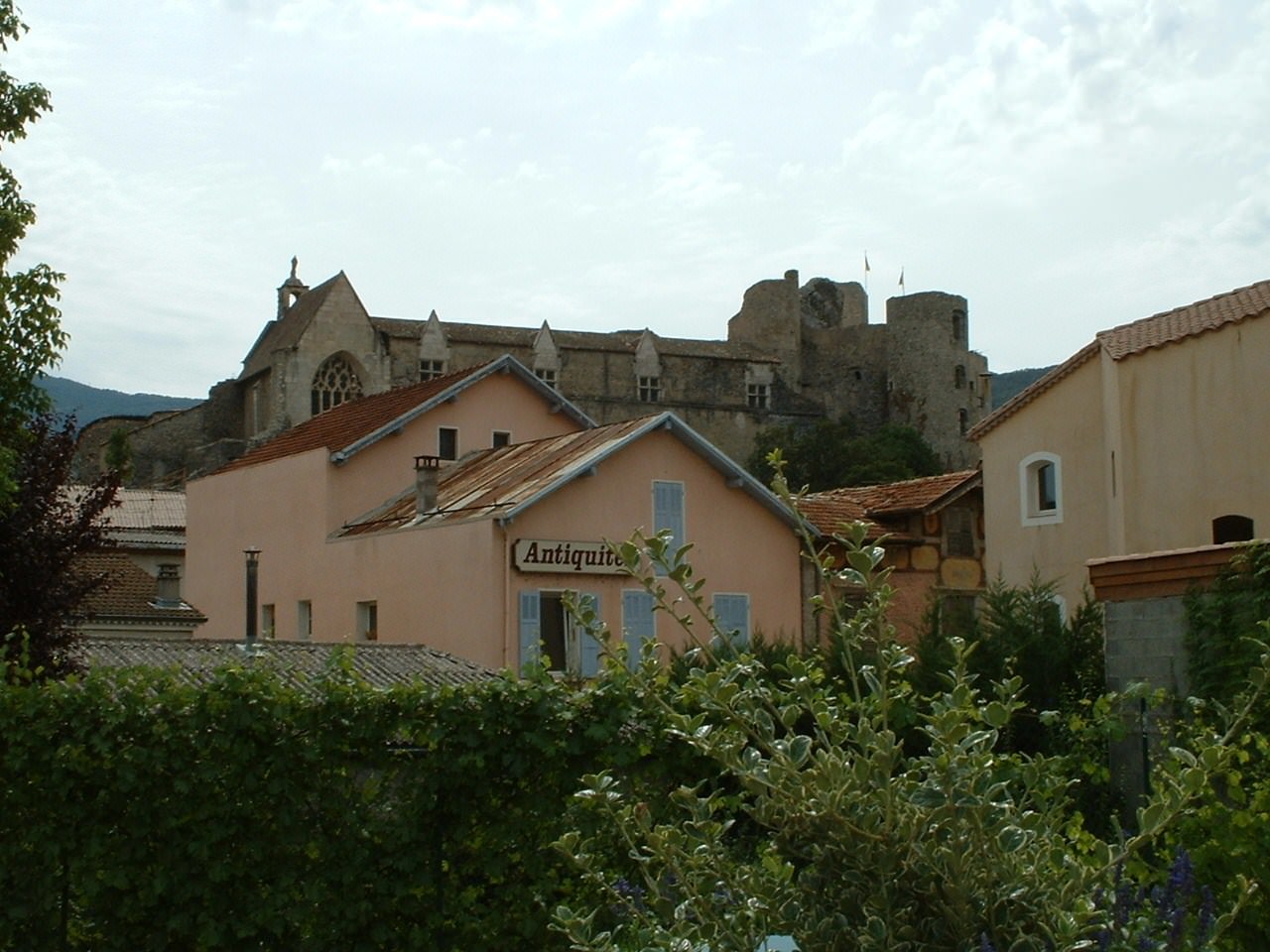 Chateaux et Palais un vieux chateau