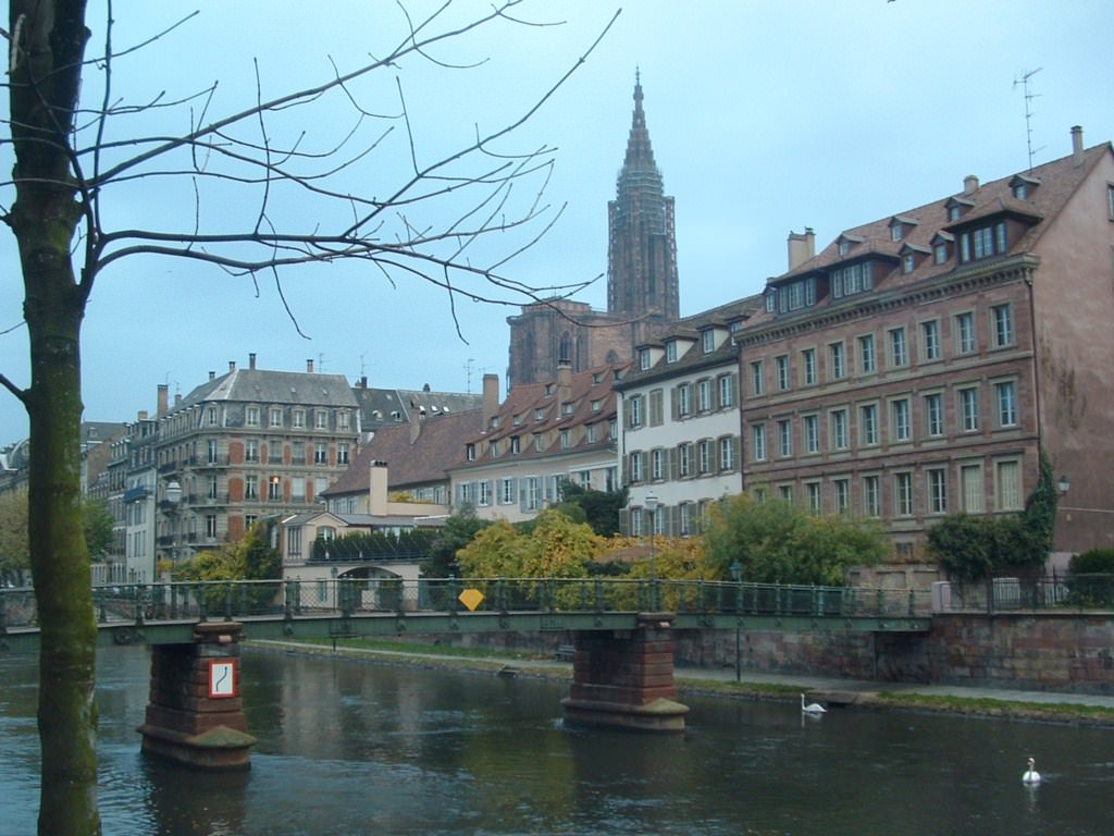 France Alsace Vue sur l'Ill et la cathédrale