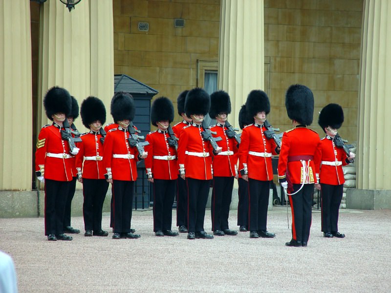 Grande Bretagne Londres- Gardes à Buckingham