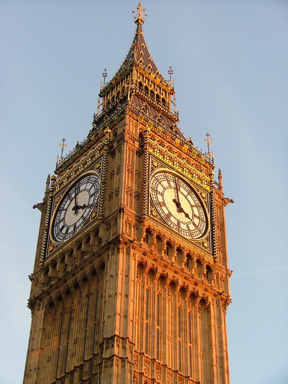 Grande Bretagne Londres- Big Ben sous le couché de soleil un jour 