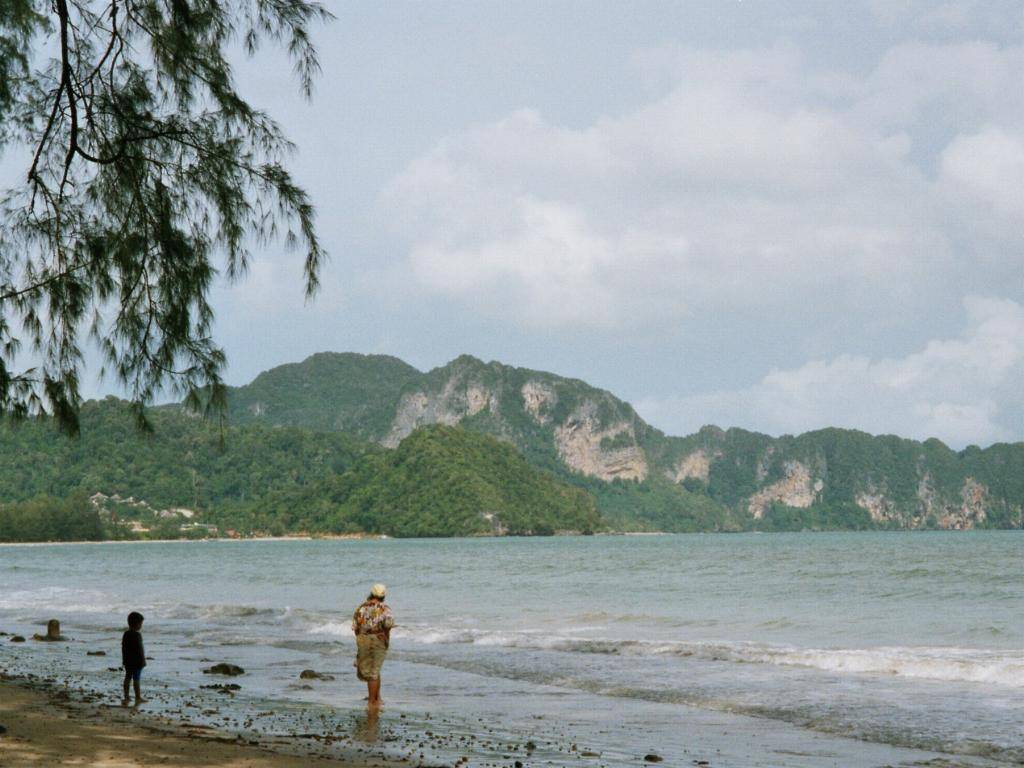 Thailande Famille Thai au bord de mer