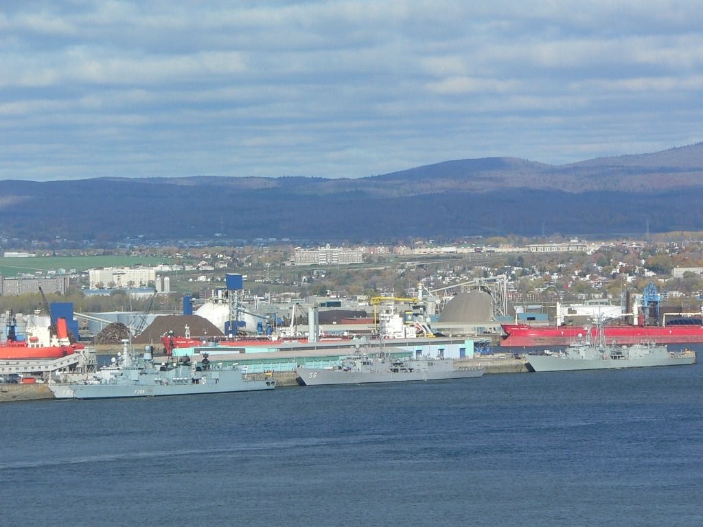 Batiments de Guerre 2 Bateaux Militaire à Québec