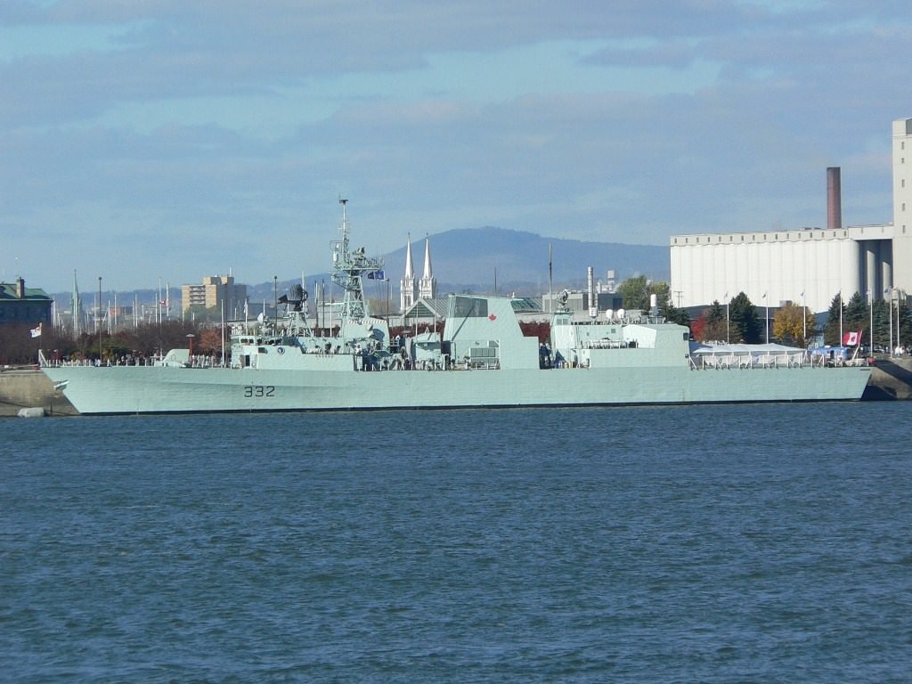 Batiments de Guerre Bateau Militaire au Port de Québec