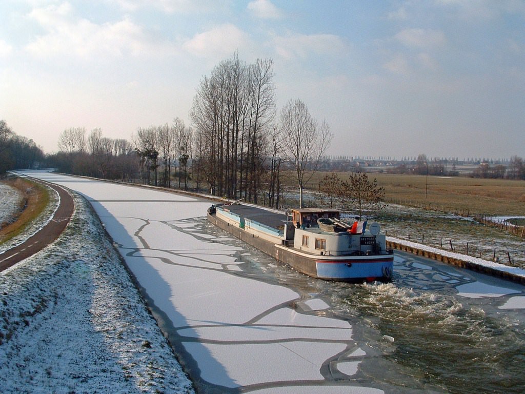 France Alsace Péniche se frayant un passage sur le canal gelé...