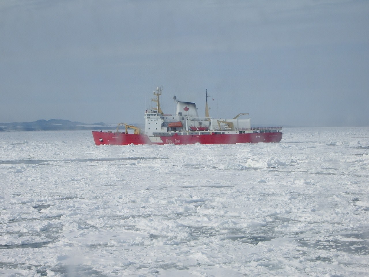 Marine Marchande Garde cote dans les glaces du St Laurent