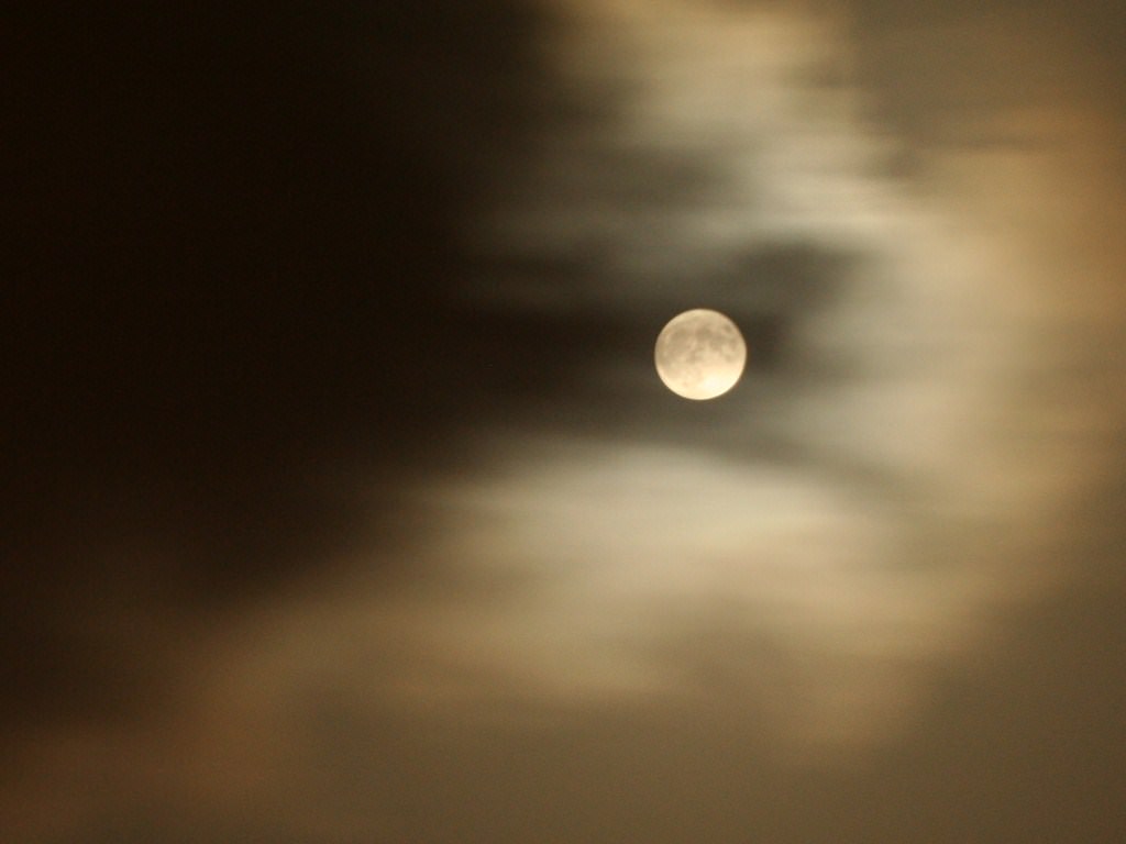 Lune lune dans nuages