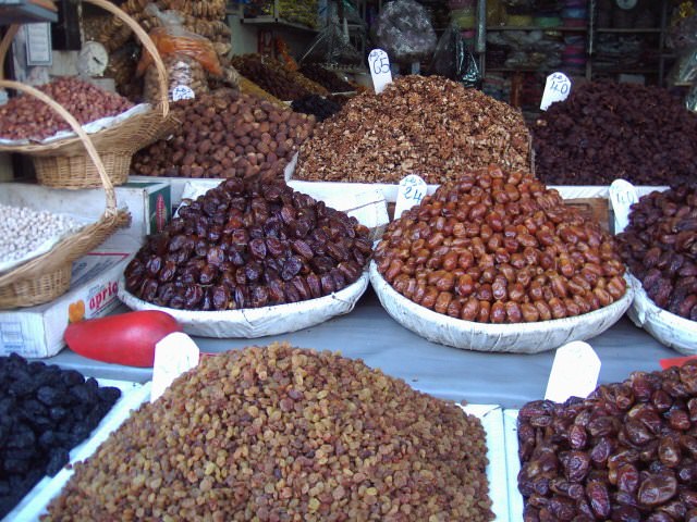 Maroc Etalage de fruits séchés à Fès