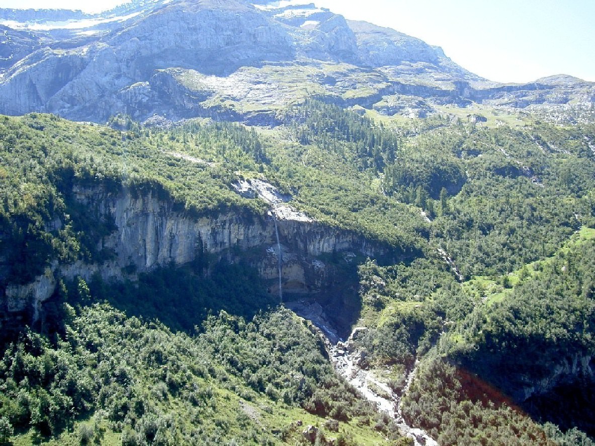 Suisse Chute d'eau près du glacier des Diableret