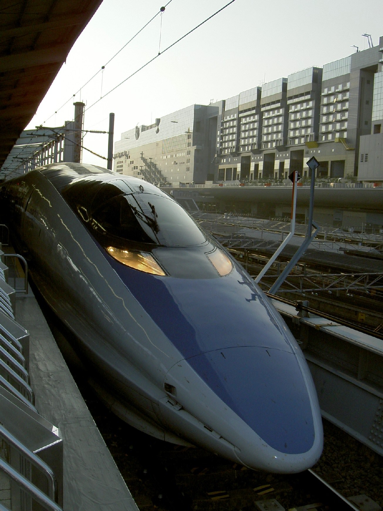 Trains Train rapide dans la gare de Kyoto
