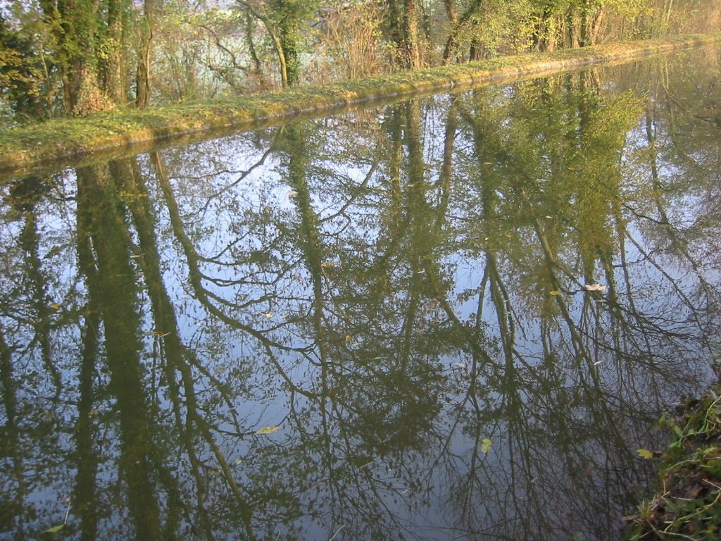 France Picardie Remaucourt (02) - Reflets dans le canal