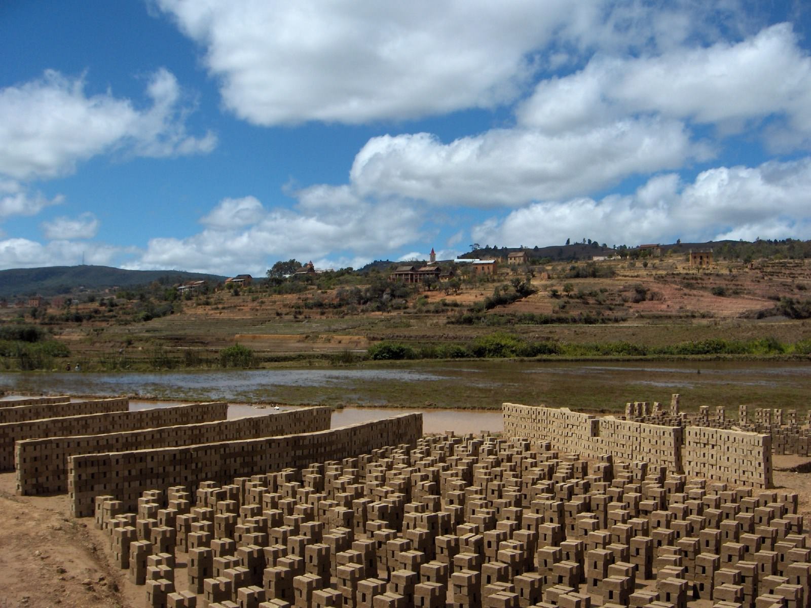 Madagascar Briqueterie en plein air ... après Fianarantsoa