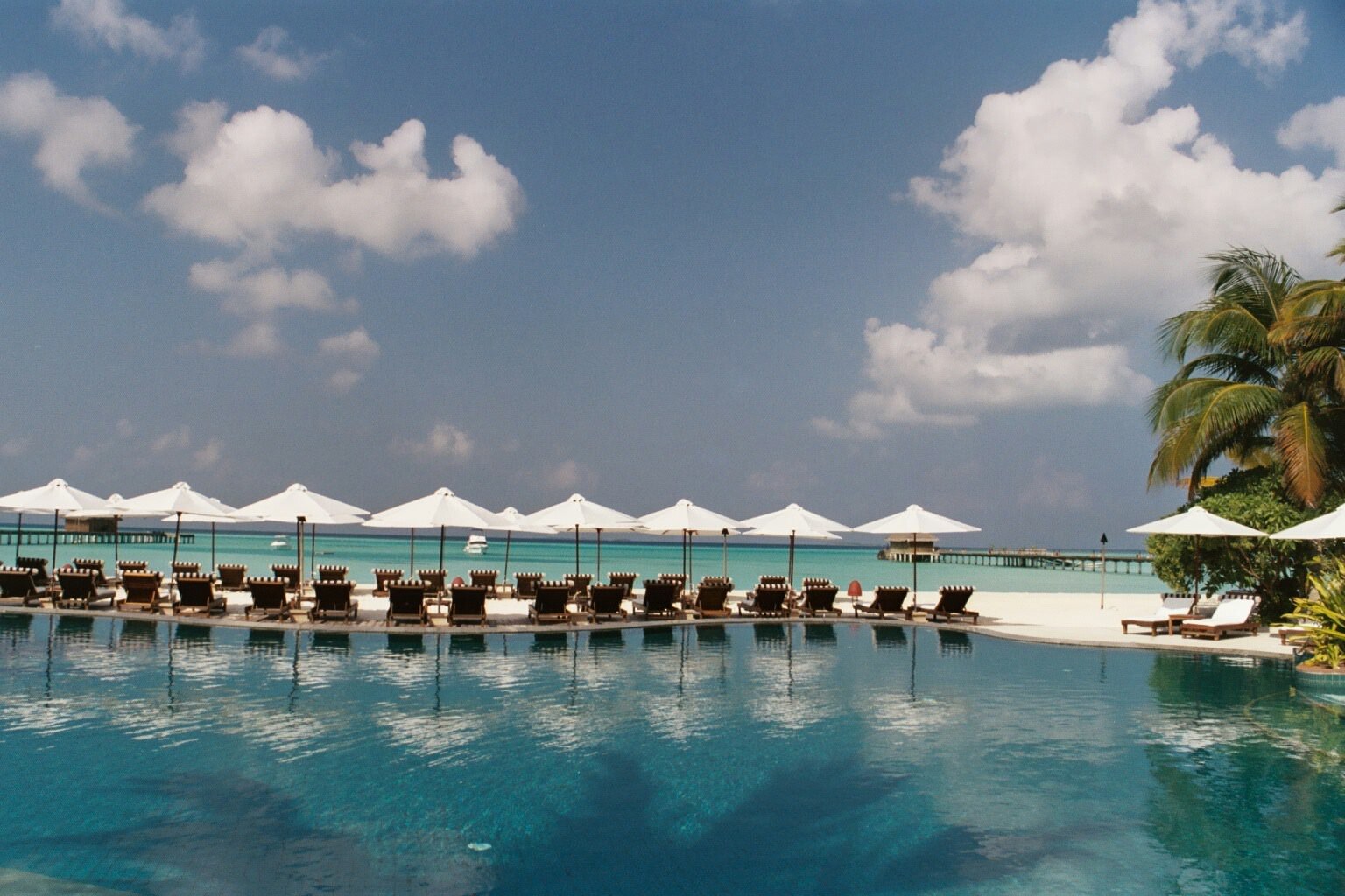 Maldives Ciel,Mer,Piscine, trois bleus confondus.