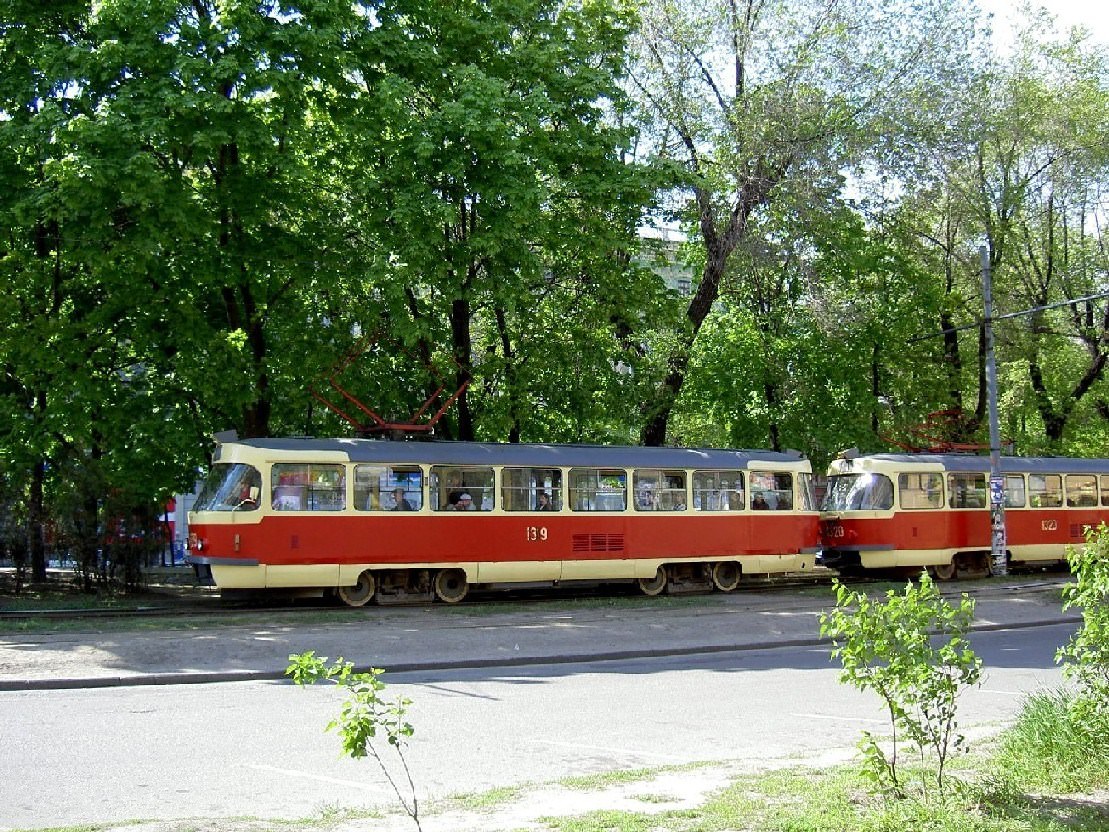 Trains Tramway dans une rue de Yalta
