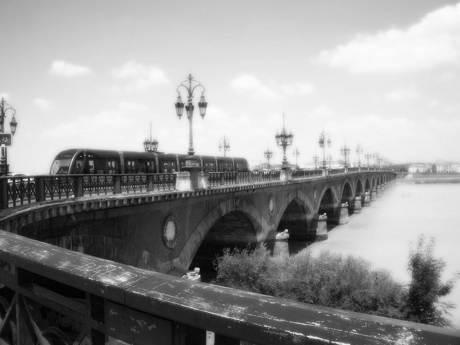 Villes et Villages Pont de Pierre et Tramway de Bordeaux