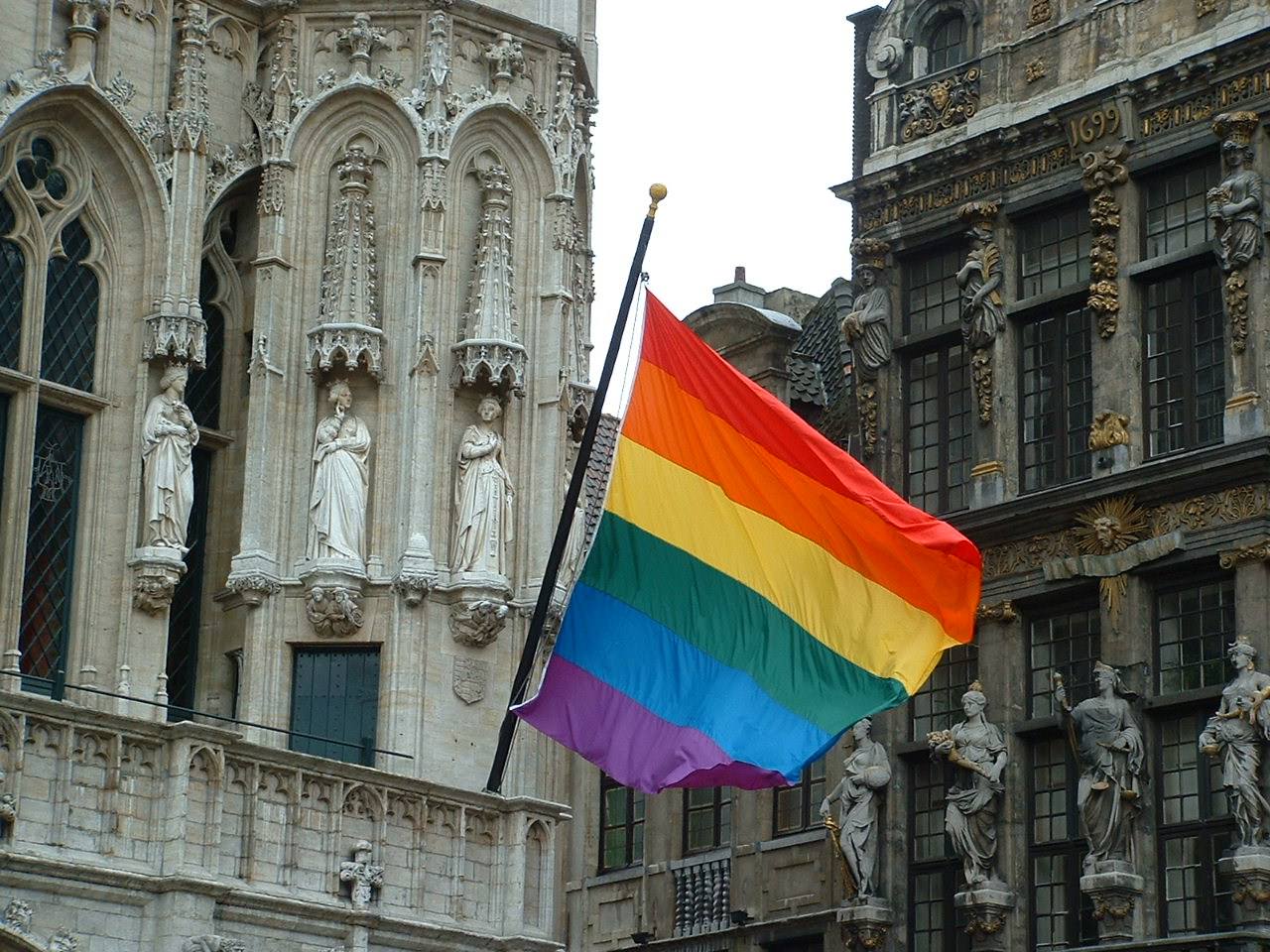 Belgique Rainbow Flag sur la Grand Place de Bruxelles