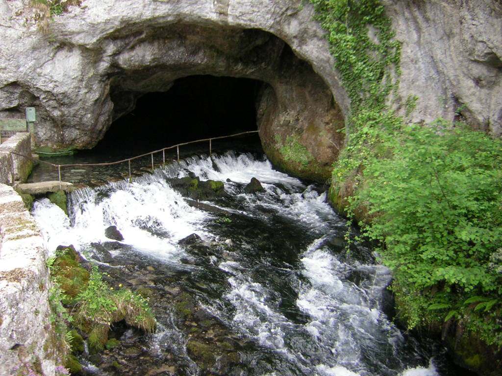 Cavernes et Grottes source naturel