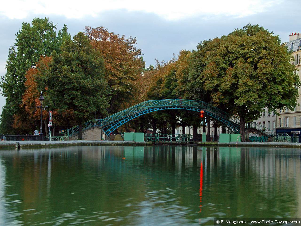 France Paris Couleurs d'automne sur le Canal St Martin
